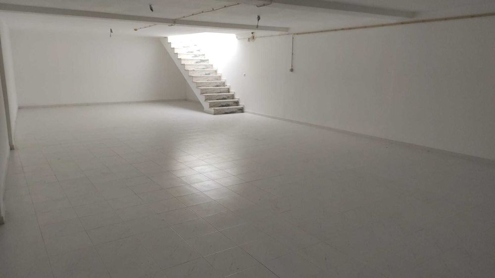 Loja de 210m2 para arrendamento