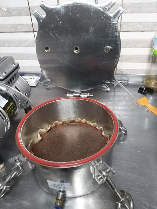 Filtrowanie pod cisnieniem oleju zimnotłoczonego , wina.