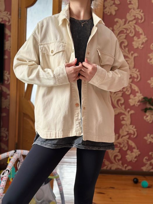 Молочна джинсова куртка