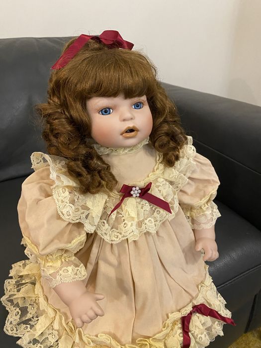 Boneca de porcelana antiga