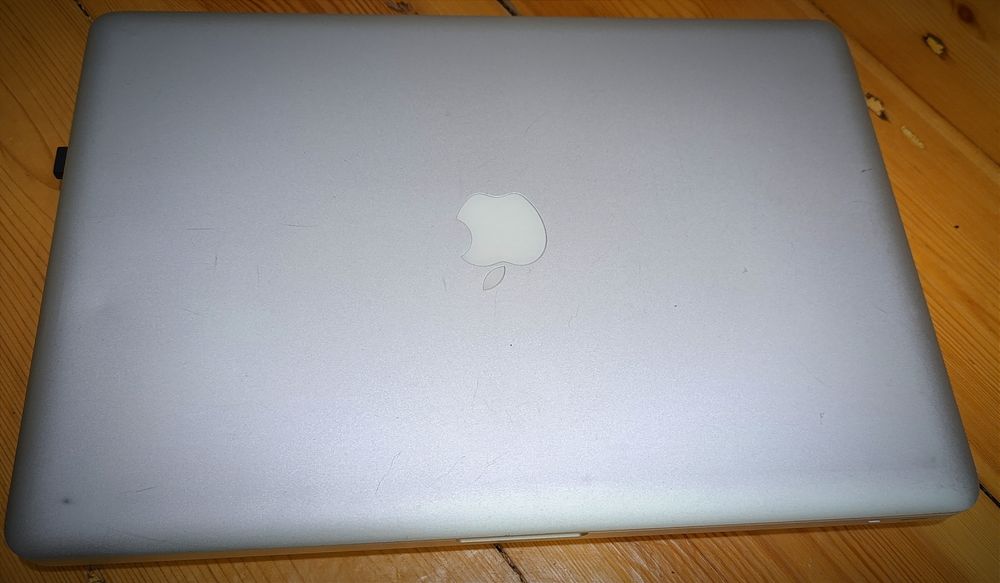 Macbook pro 15" 2009. 8gb 500gb