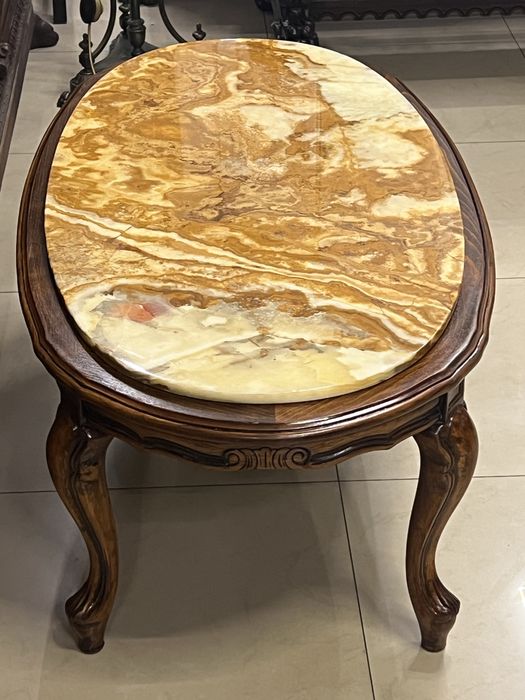 Стiл журнальний овальний дерев'яний з оніксом.Бельгія