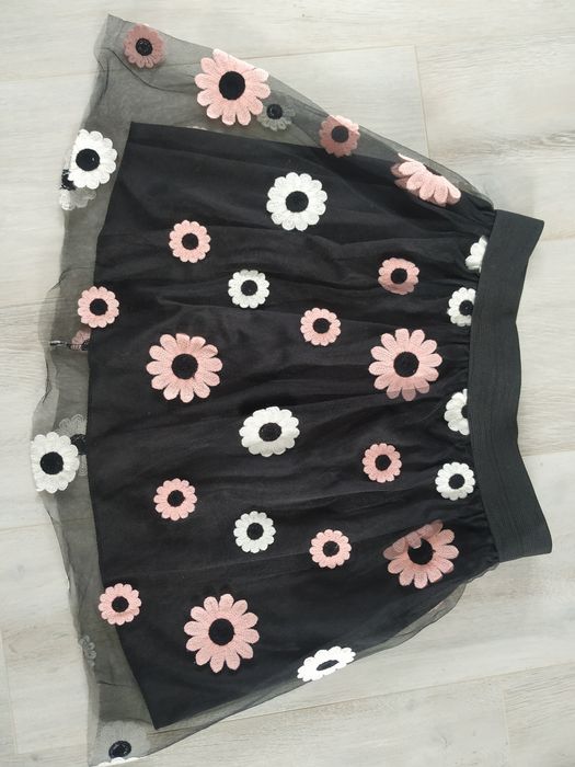 Czarna tiulowa spódnica w kwiaty rozm. 146