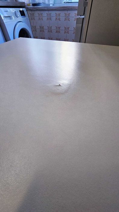 Mesa IKEA VIHALS Branca 125x74, marcas de uso