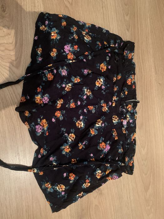 Calções Stradivarius tamanho L pretos com estampado de flores