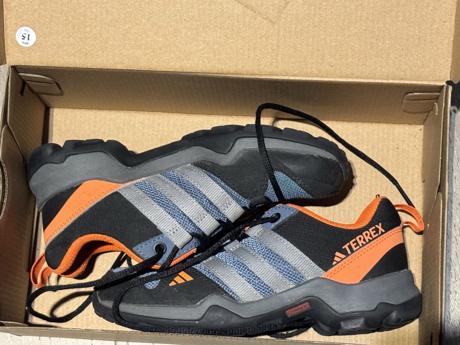 Sapatilhas Adidas modelo Terrex