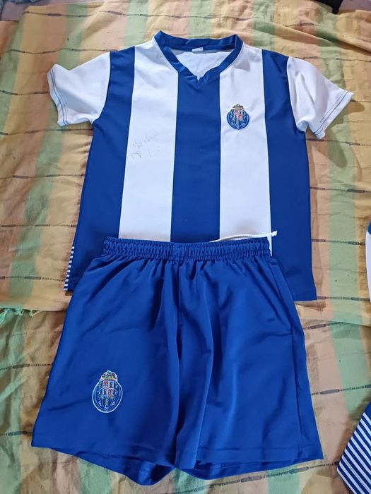 2 Camisolas e 2 calções do original e assi Futebol clube do Porto Assinadas por jogador .. Jogou nos anos 70 ... Original