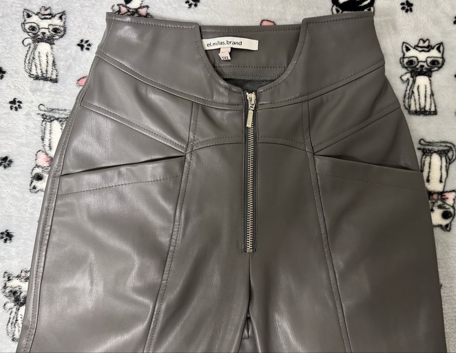 Жіночі шкіряні штани в сірому кольорі