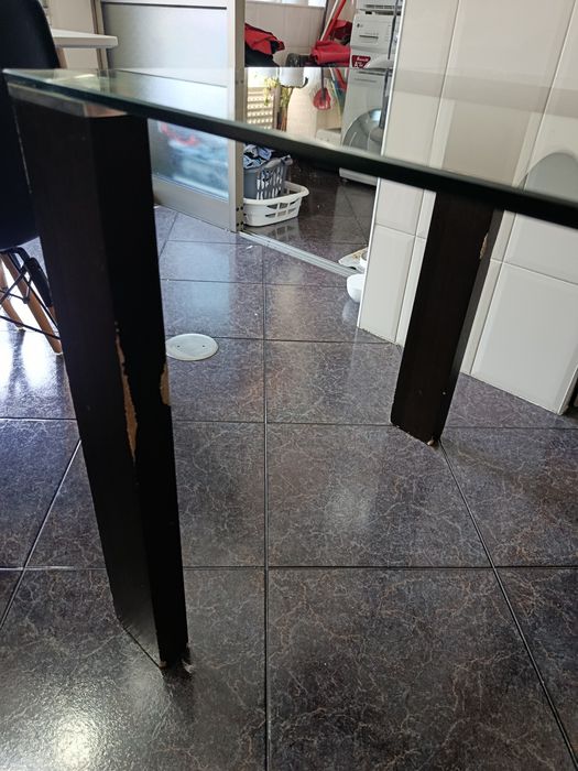 Mesa de Vidro com faixa preta.