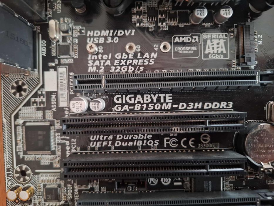 Sorzadam zestaw komputerowy w bardzo dobrym stanie.