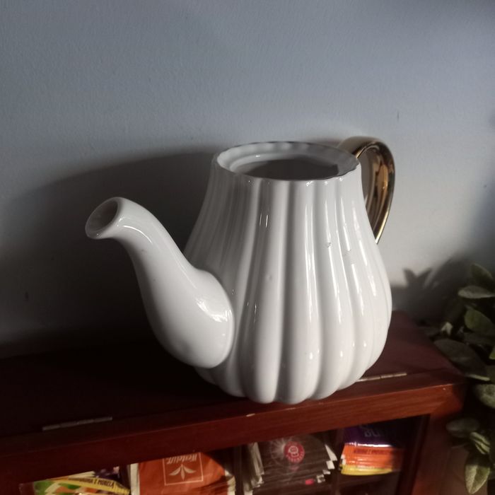 Dzbanek biały ze złotym uchem