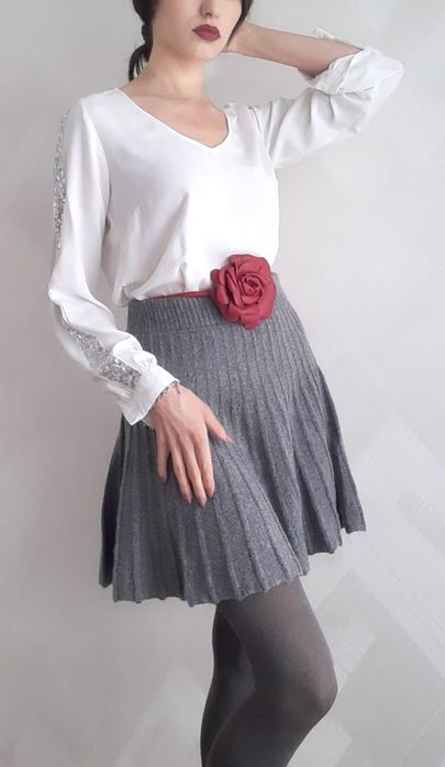 White v-neck blouse with cequins Biała elegancka bluzka z cekinami