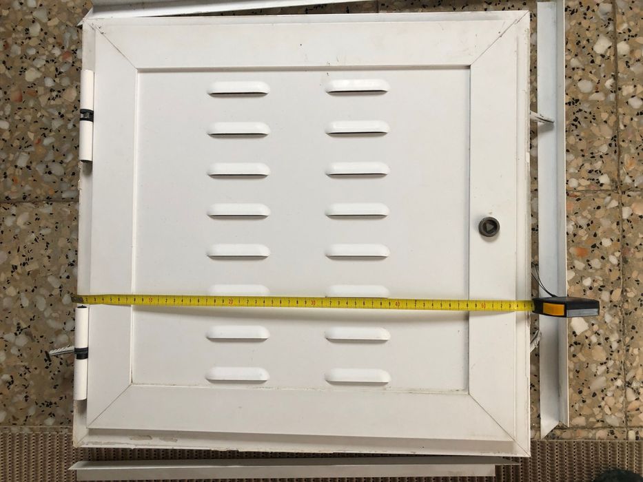 Porta em alumínio branco - arrumos exteriores