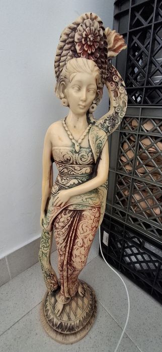 Estatueta em marfinite