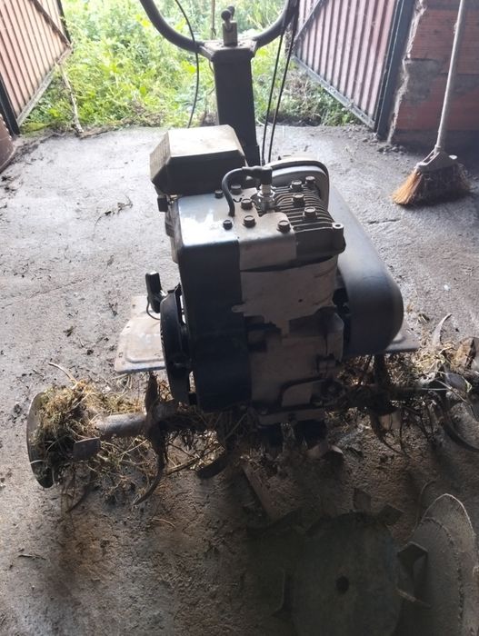 Moto emchada com várias faramentas