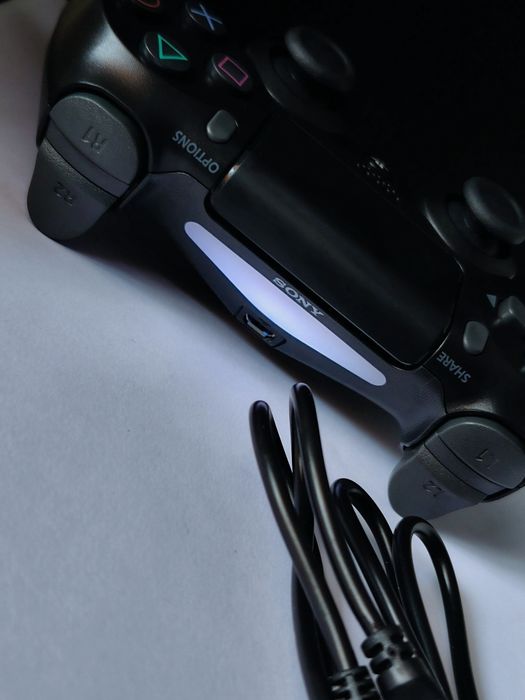 Comando para PC/PS4 Em ótimo estado + cabo.