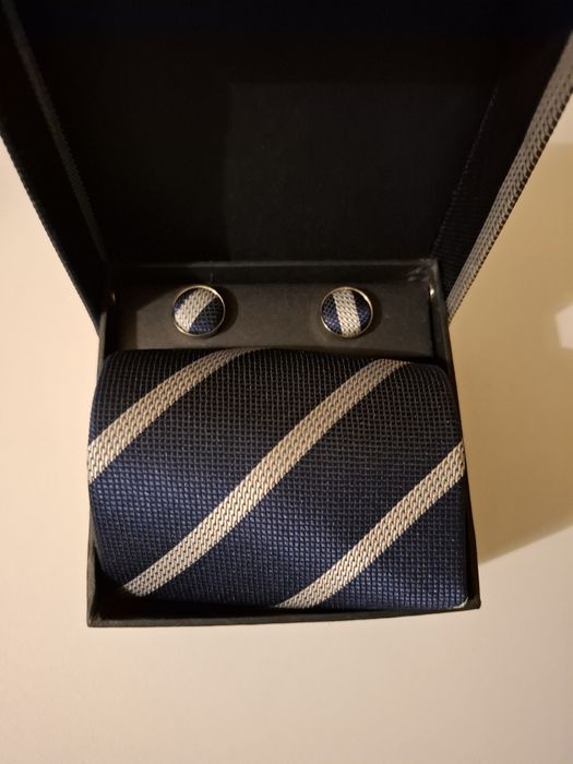 Gravata e botões de punho classicos, tom azul