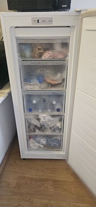 Arca vertical praticamente  nova
