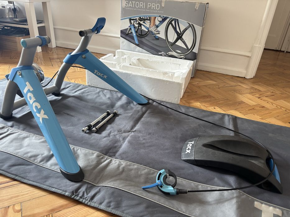 Rolo de treino Tacx Satori Pro + Tapete de treino + Eixos E-Thru