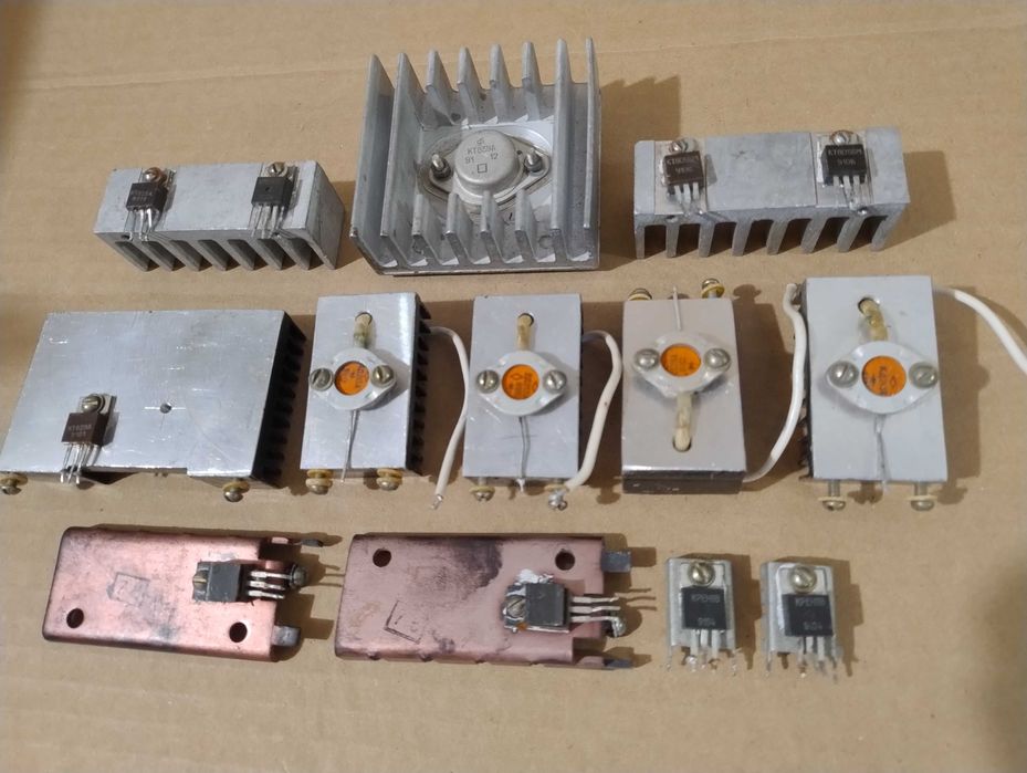 Продам ,транзисторы 2Т818А, КТ801, КТ814 и др.  на радиаторах и без одним лотом.