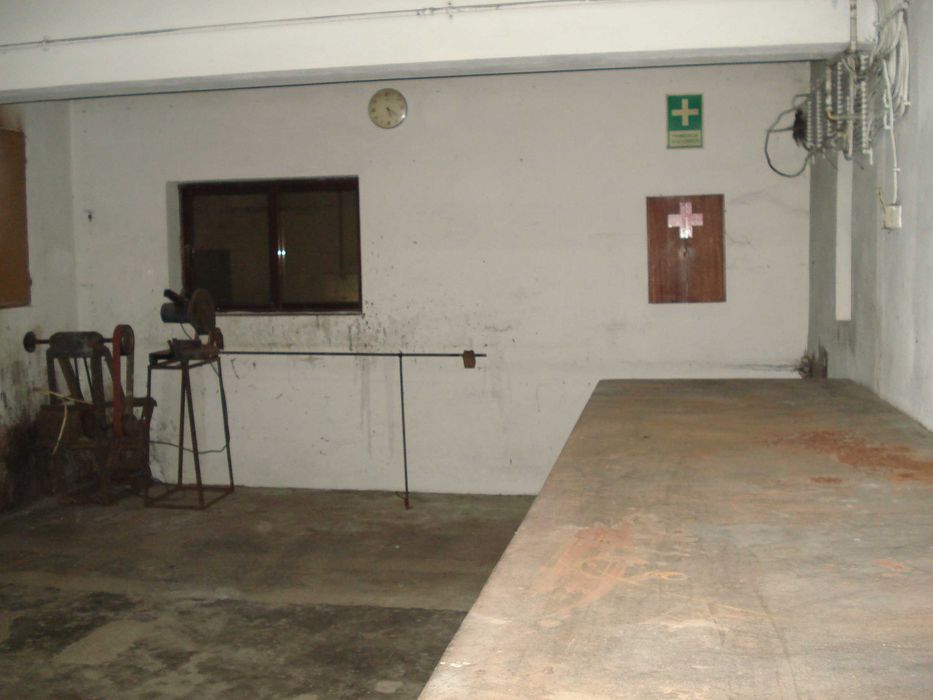 Imóveis → Estabelecimentos Comerciais → Arrendar → Armazéns / Oficinas / Espaços Industriais