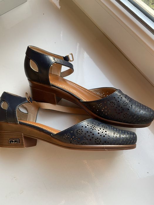 Жіночі босоніжки