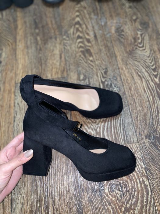 Жіночі чорні туфлі на стійкому каблуці
