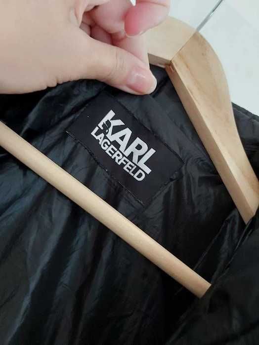 Używama Kurtka Karl Lagerfeld czarna logo pikowana zimowa M