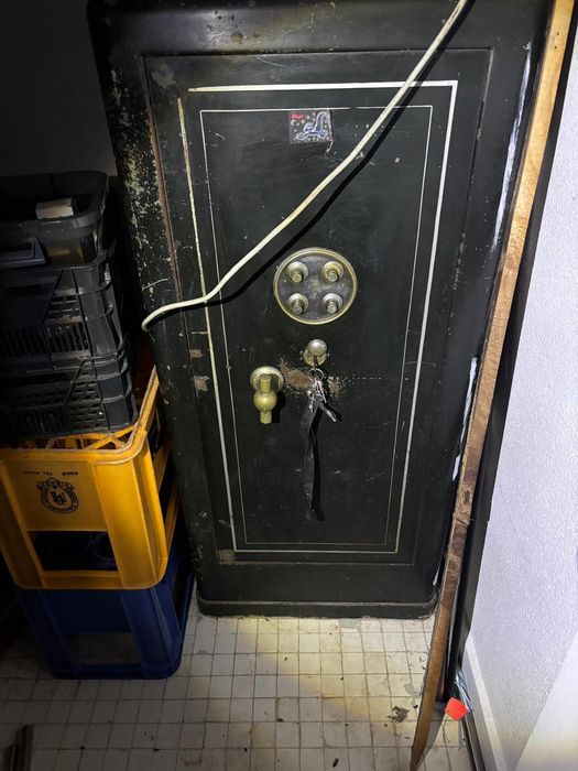 Cofre antigo grande, com chaves