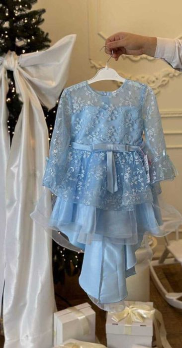 Гарна святкова сукня на дівчинку