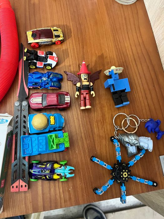 Дитячі іграшки для різного  віку