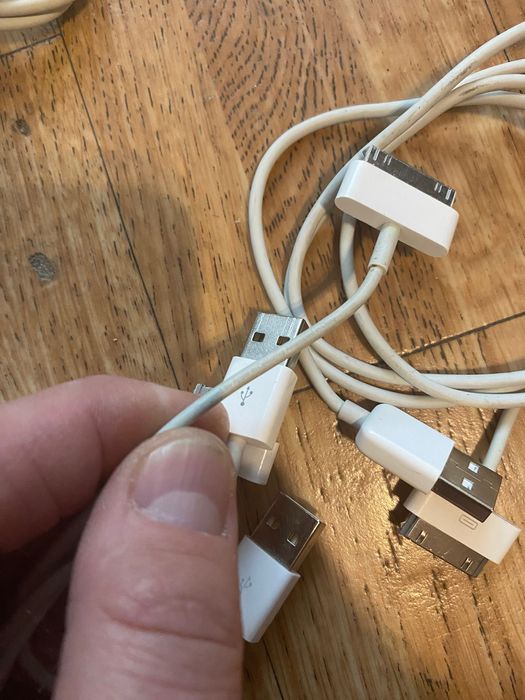 Оригінальний блок живлення Apple і 30 pin кабель.