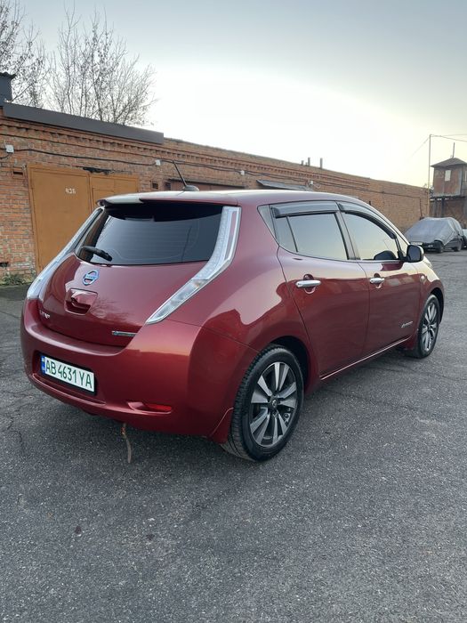 Автомобіль Nissan Leaf 2014 року