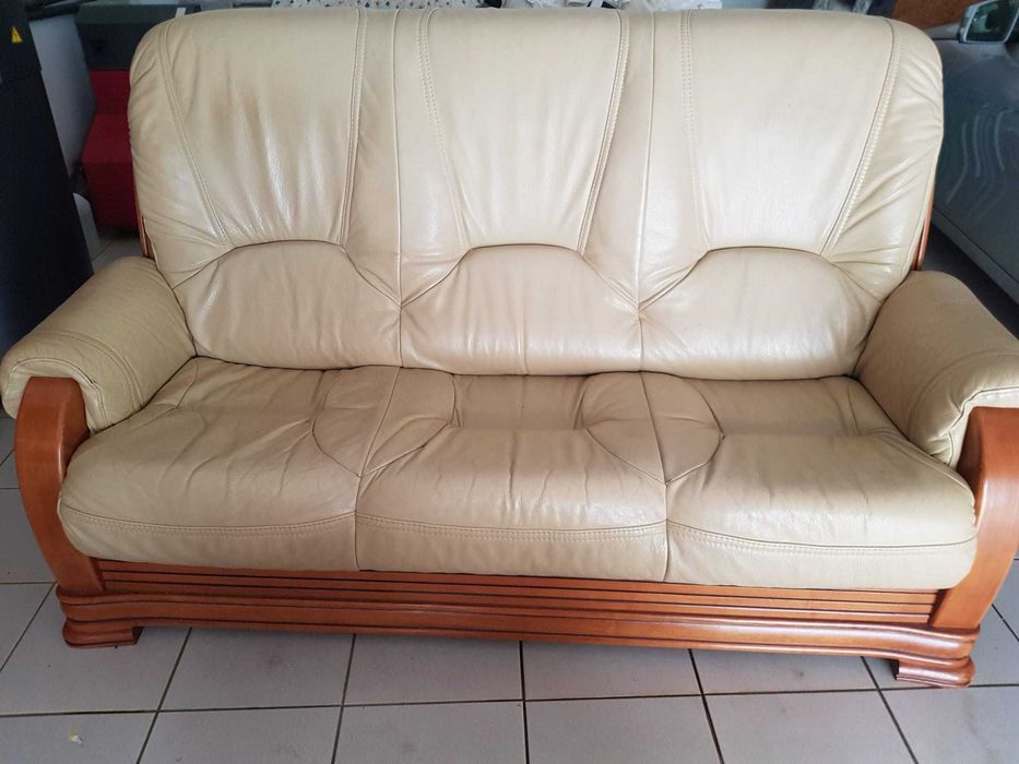 Poltronas e sofá em pele verdadeira