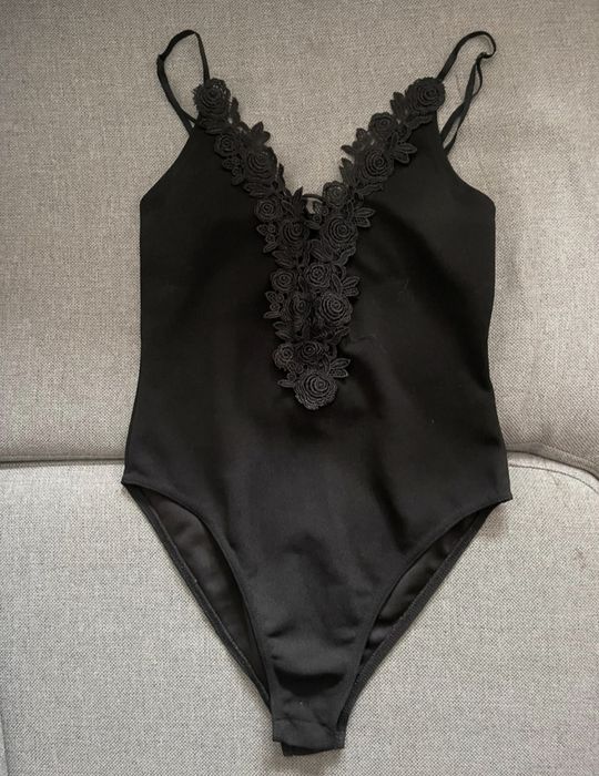 Body z ozdobnym dekoltem