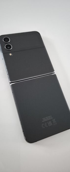 Galaxy z flip 4 .