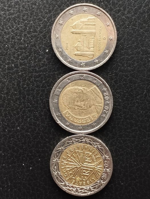 Moedas de 2 euros, Espanha, França e Alemanha.