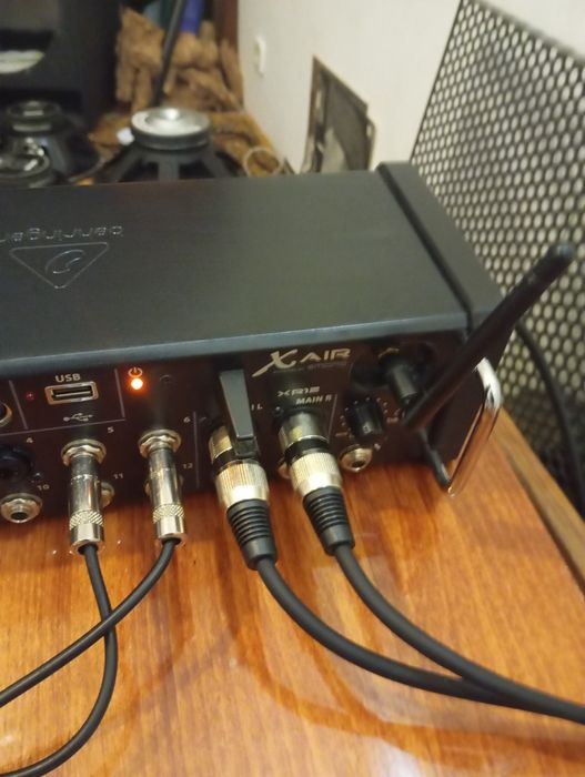 Behringer X Air XR12.