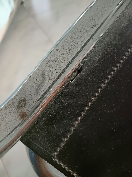 Cadeira de realizador metal e pele danificada