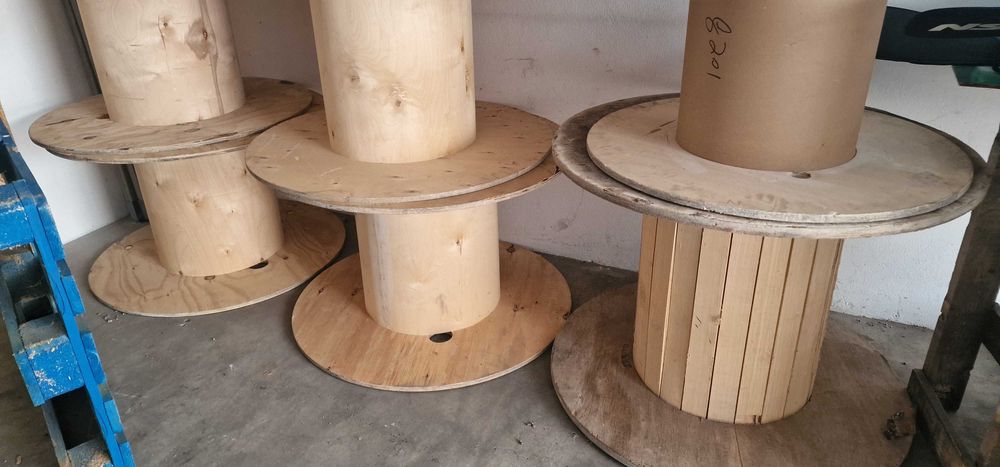 Bobines de madeira e palete