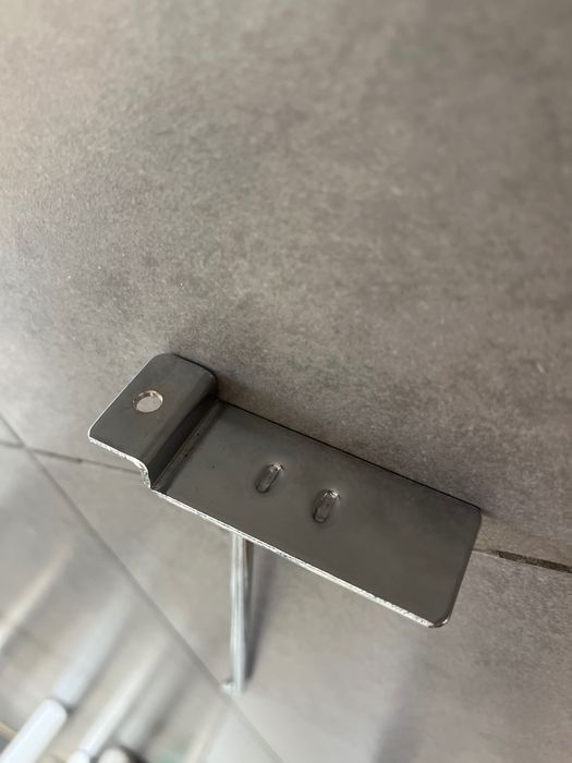 grampo metálico para prateleiras