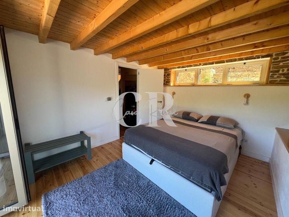 Casa de Pedra Renovada, Ruínas, Riacho, Poços e 15.570m2 de Terreno na