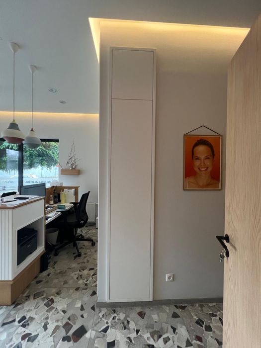 2x Biala waska szafa na ubrania z kliniki stomatologicznej