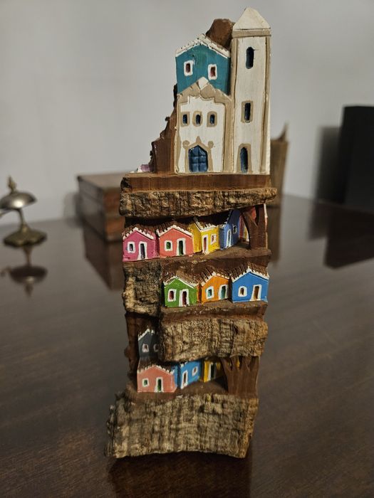 Pequena estatua em casca de árvore