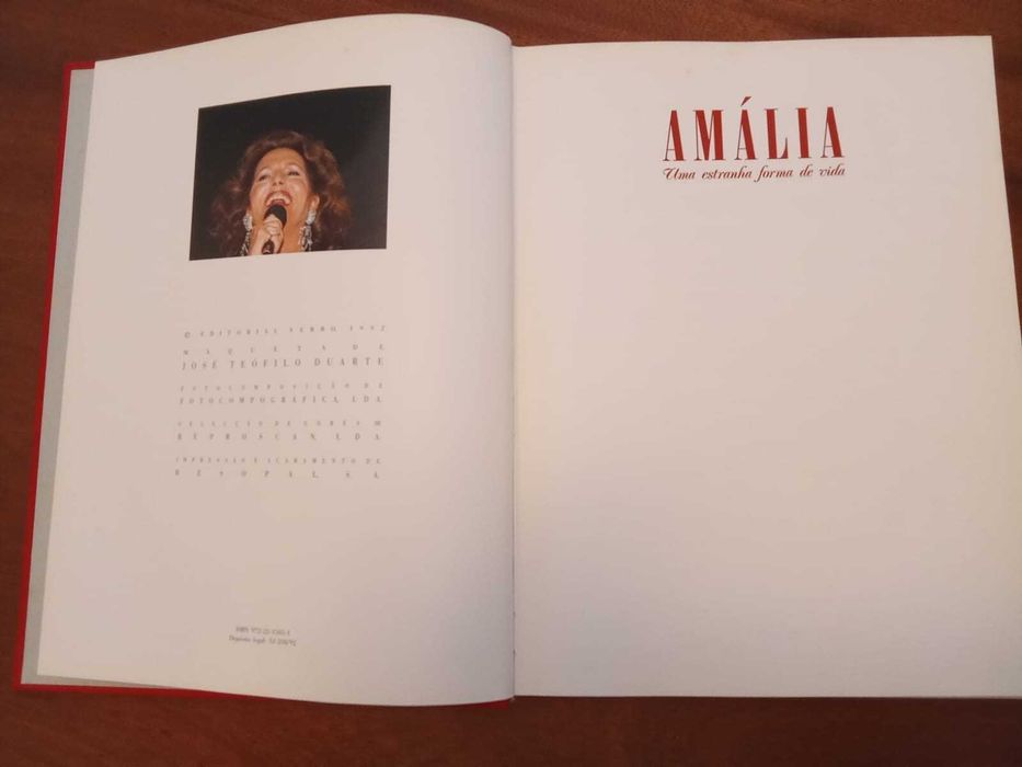 Livro sobre a vida de "Amália Rodrigues"