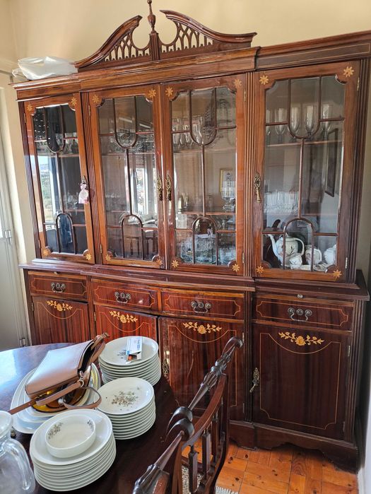 Cristaleira mais mesa e cadeiras