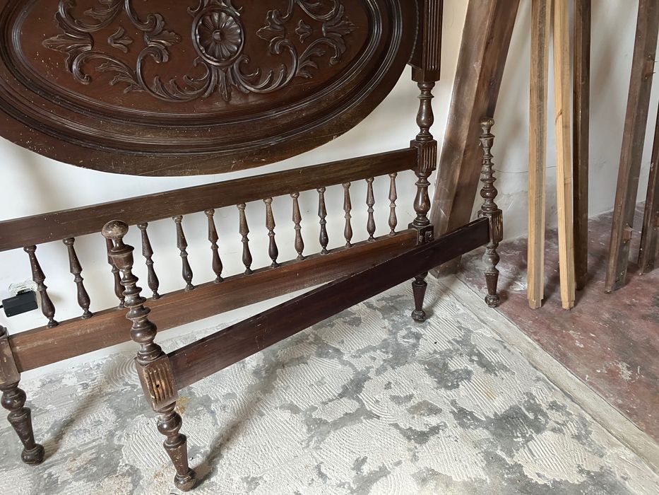 Cama antiga em madeira maciça