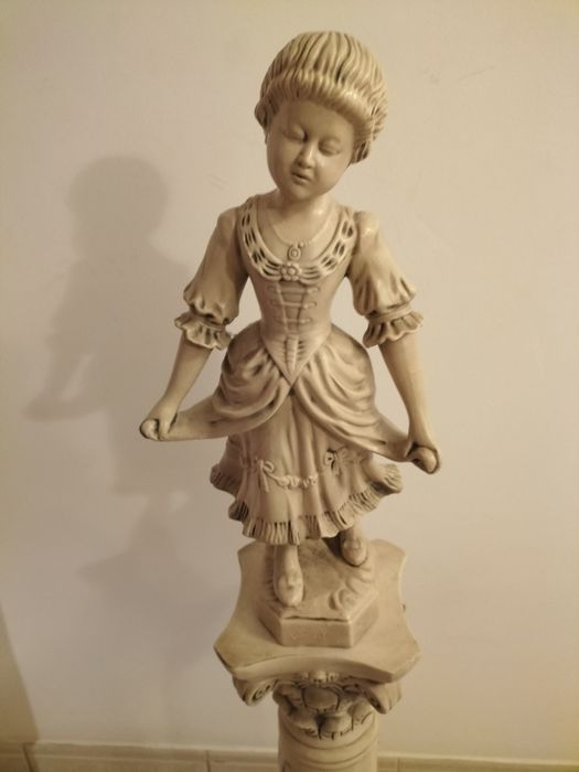Conjunto de coluna e boneca em louça.