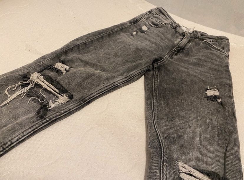 Czarne spodnie jeansowe z dziurami bershka
