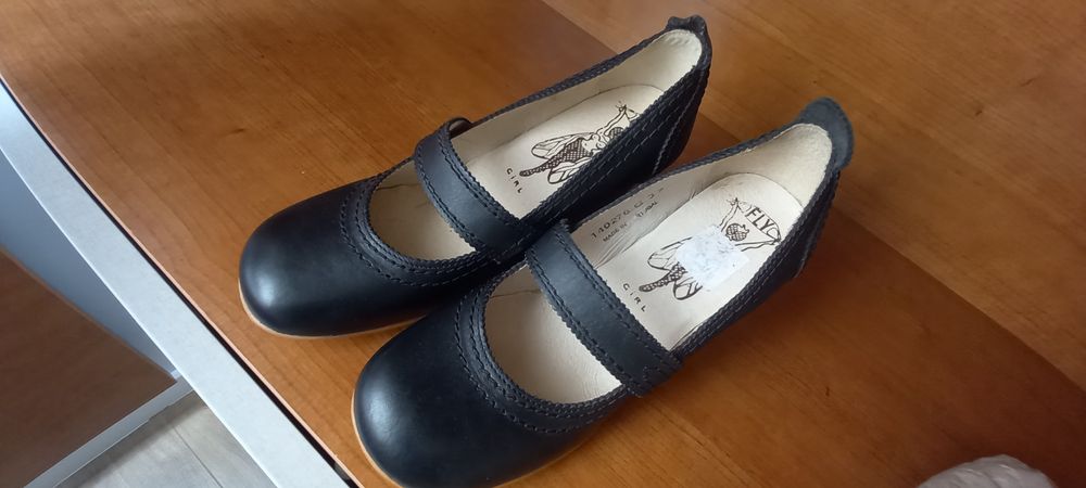 Sapato preto em pele da FLY